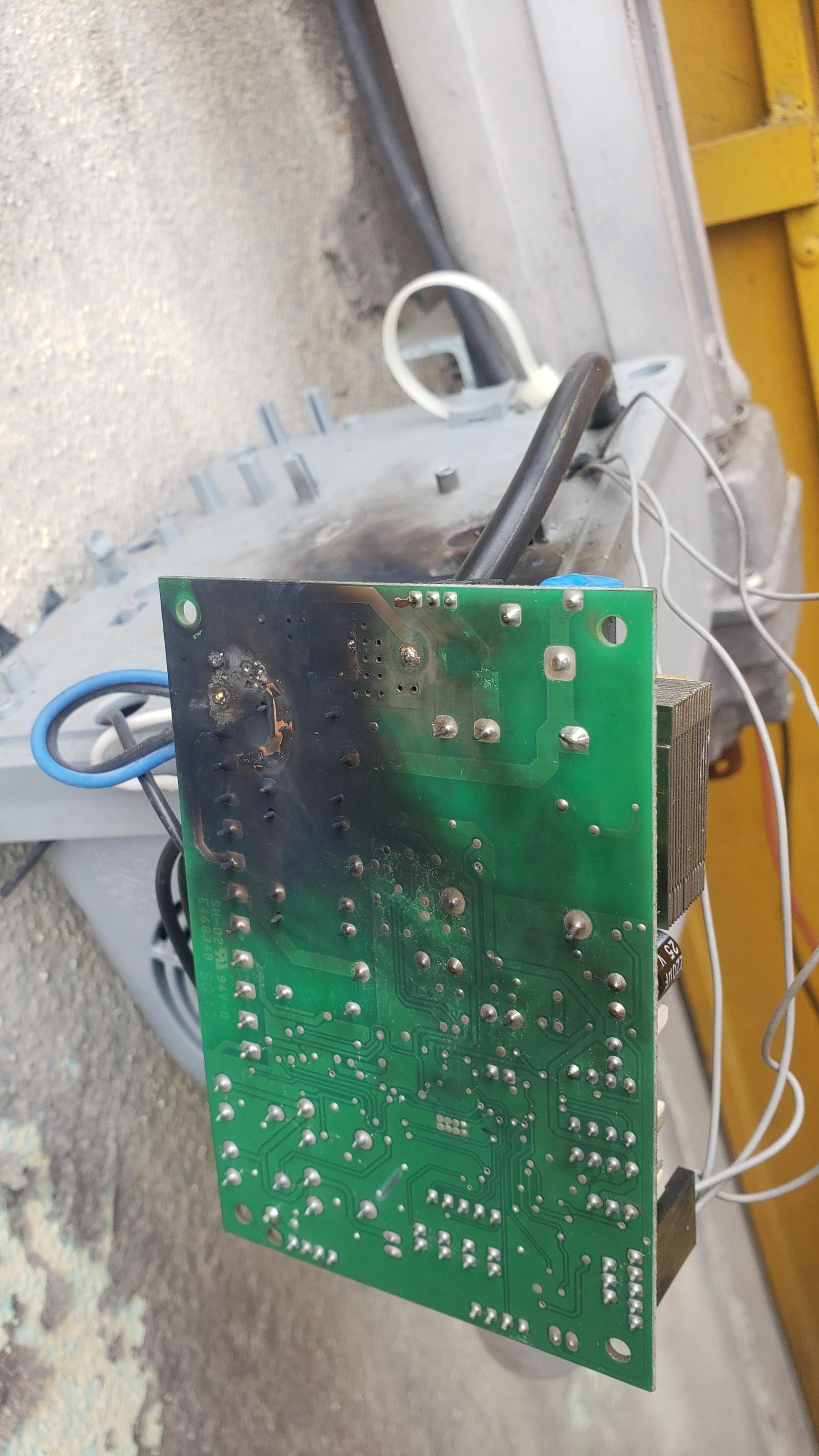Segunda placa de central de portão automático com carbonização severa nas trilhas eletrônicas