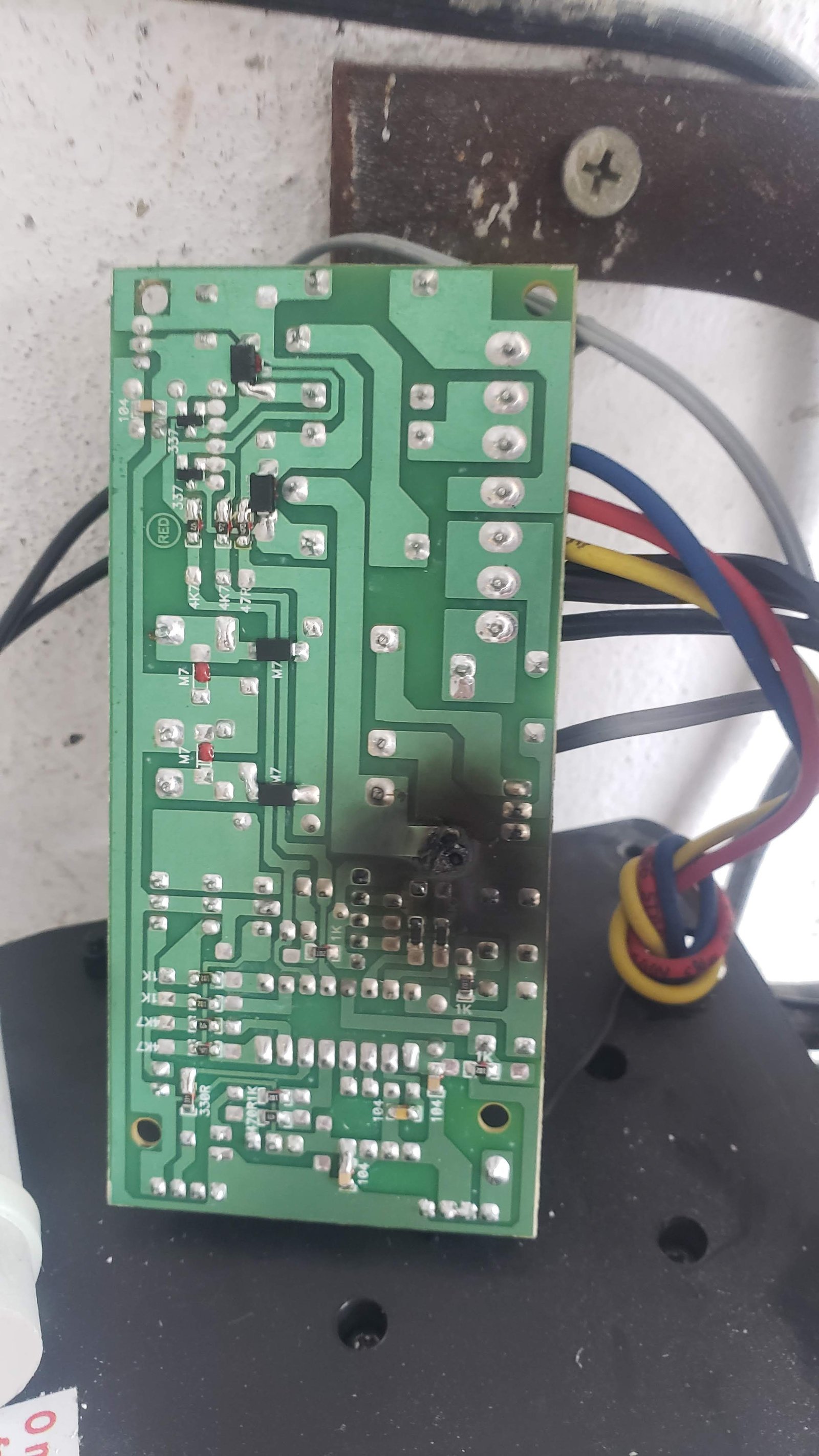 Terceiro caso de placa de portão automático com danos elétricos e trilhas carbonizadas na Zona Leste SP