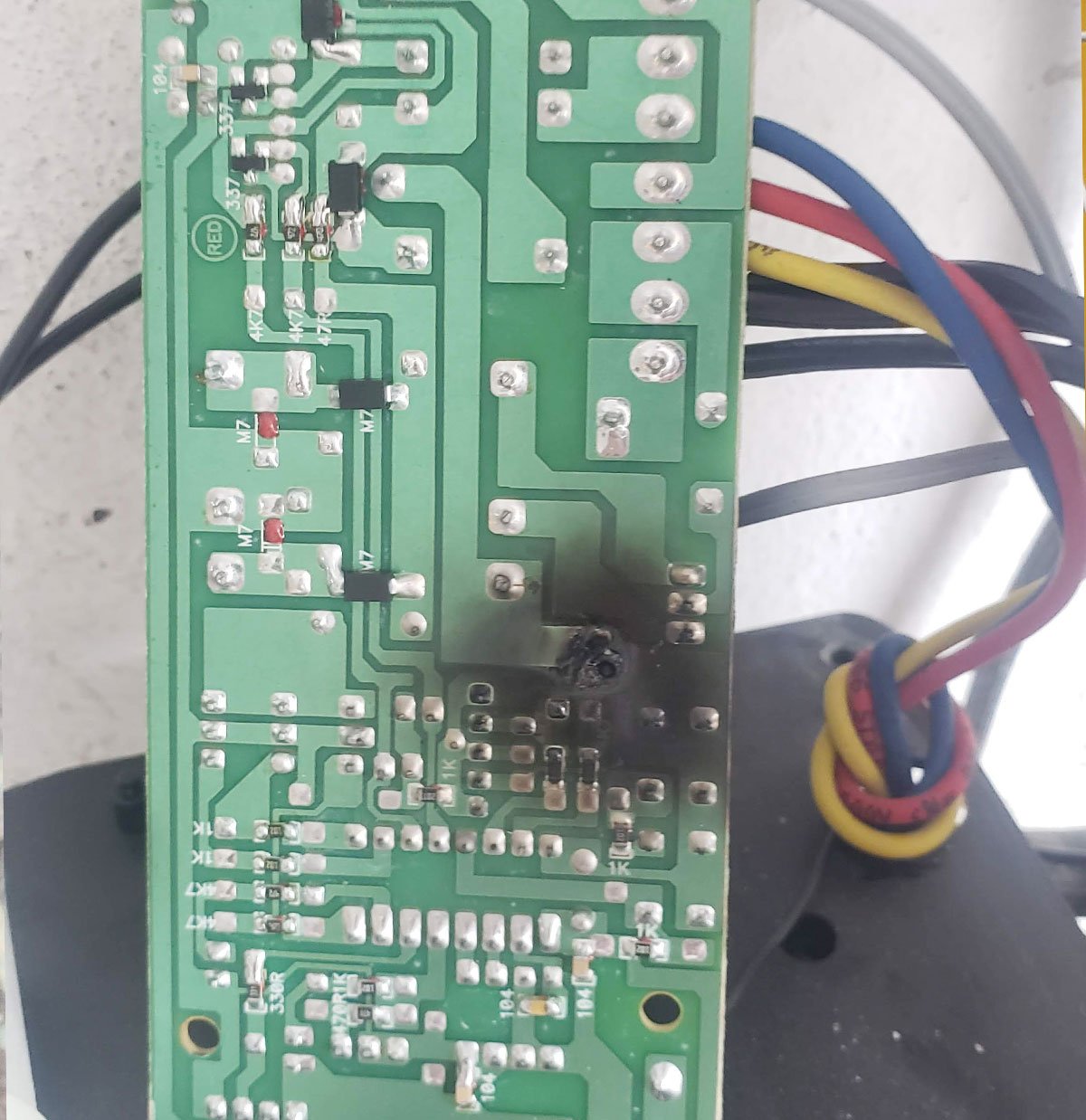 Trilhas da placa de central de portão automático completamente carbonizadas por sobretensão