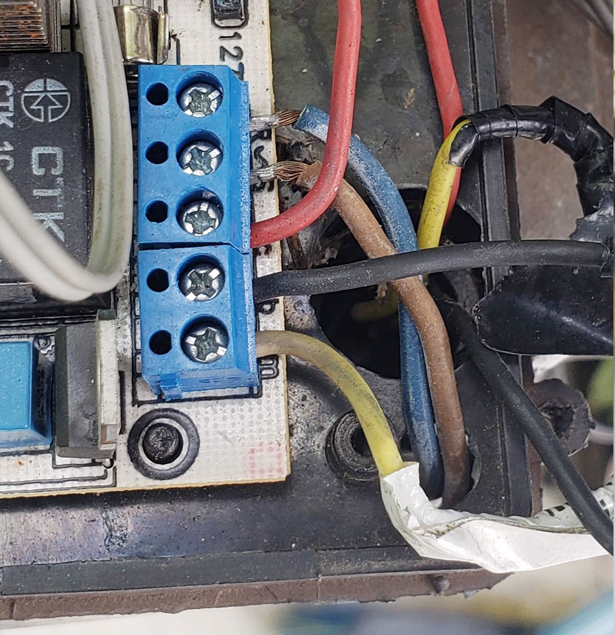 Fios descascados em instalação de portão automático — risco de choque elétrico e curto-circuito