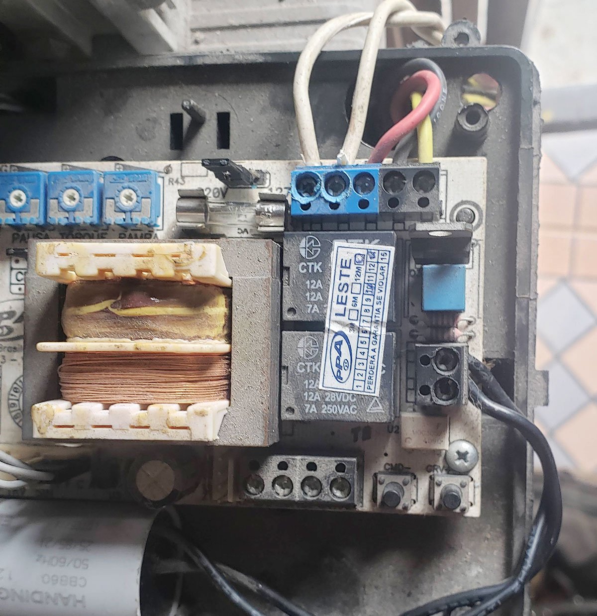 Ligação elétrica errada no portão automático — fio de energia impedindo fechamento da carenagem
