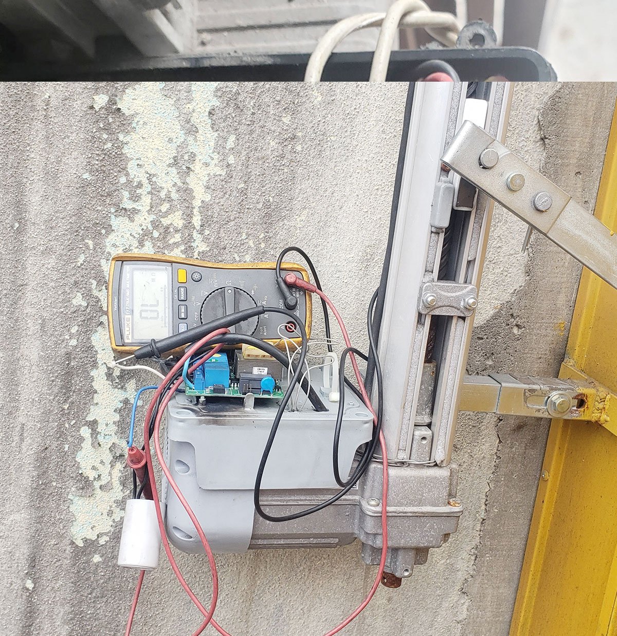 Motor de portão automático em curto-circuito — dano interno por superaquecimento